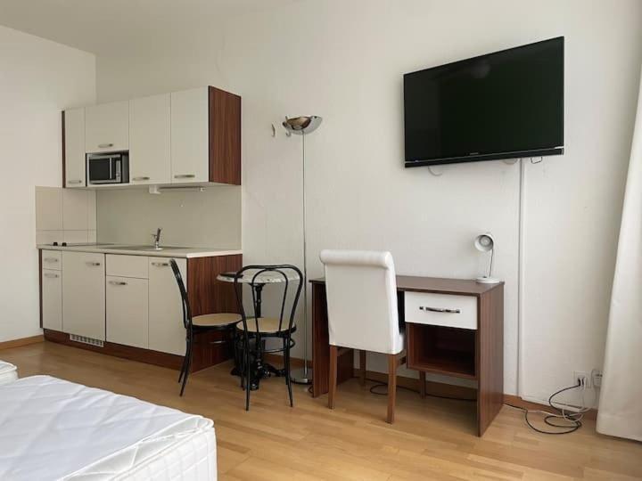 Renovated Near Sees Apartment *