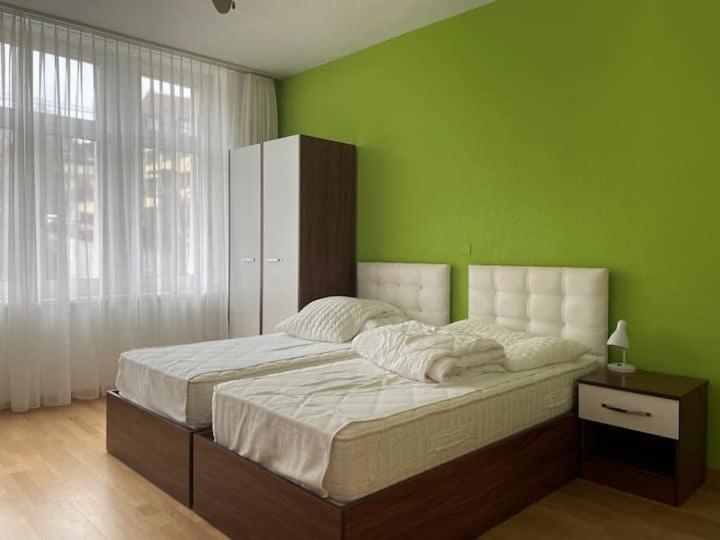 Renovated Near Sees Apartment *
